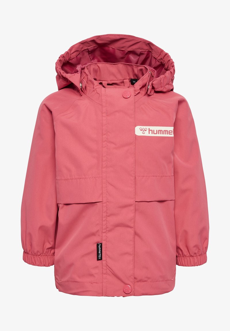 Veste imperméable rose avec capuche, poignets élastiques et poches avant. Présente un logo blanc et un tissu lisse et durable.