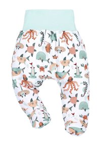 Hose mit einem hellen Minz-Fußbund und weißem Stoff, der mit einem bunten, vom Meer inspirierten Druck von Fischen, Tintenfischen und Schildkröten in sanften Texturen versehen ist.