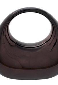 Ciemnobrązowy szklany wazon o organicznym, zaokrąglonym kształcie z dużym okrągłym otworem u góry. Gładka tekstura z refleksyjnymi powierzchniami.