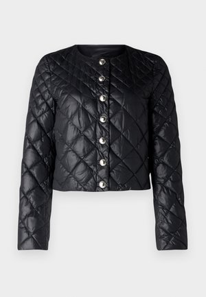 Sort quiltet jakke med rund hals, frontlukning med knapper og lange ærmer. Har en skinnende, glat tekstur og metalliske knapper.