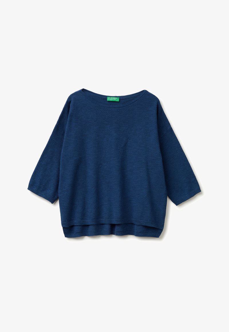 Pull en tricot texturé bleu marine avec manches trois-quarts et encolure ronde, ourlet arrière légèrement plus long.