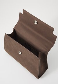 Sac à main en faux cuir marron avec un corps plat, fermeture à pression argentée et ouverture supérieure angulaire. L'intérieur est non doublé avec un seul compartiment principal.