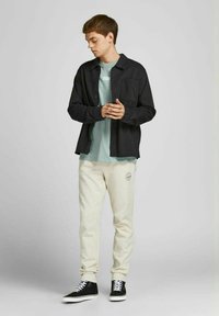 Jack & Jones JJIGORDON JJSHARK - Dresside alumine osa - moonbeam