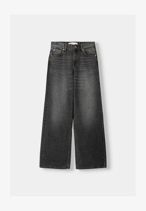 Jeans w szerokich nogawkach i wysokim stanem w ciemnoszarym denimp. Posiadają pięć kieszeni, metalowe nity i szlufki na pasek. Gładka tekstura z lekkim wyblaknięciem.