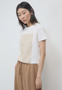 Calliope CON PASSAMANERIA - T-shirt con stampa - bianco lana