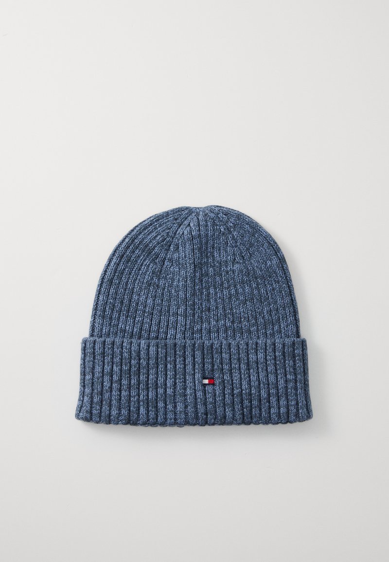 El gorro de punto azul presenta un dobladillo acanalado y un pequeño logotipo en rojo, blanco y azul en la parte delantera.