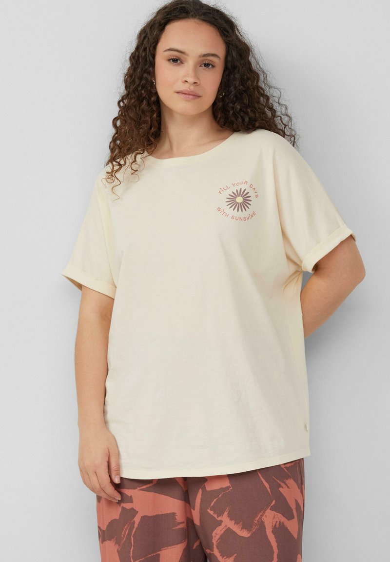 Lichtgele t-shirt van zacht katoen, met opgerolde mouwen en een bruine grafiek van een bloem met tekst. Ontspannen pasvorm, casual stijl.