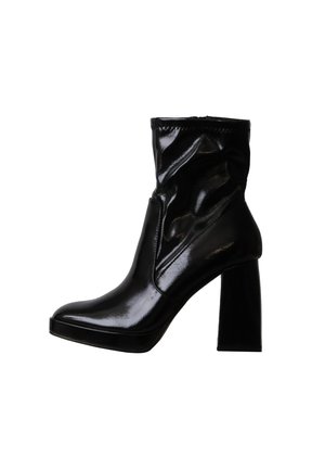Bottine en cuir noir brillant avec un talon bloc et un bout rond, présentée sur fond blanc.