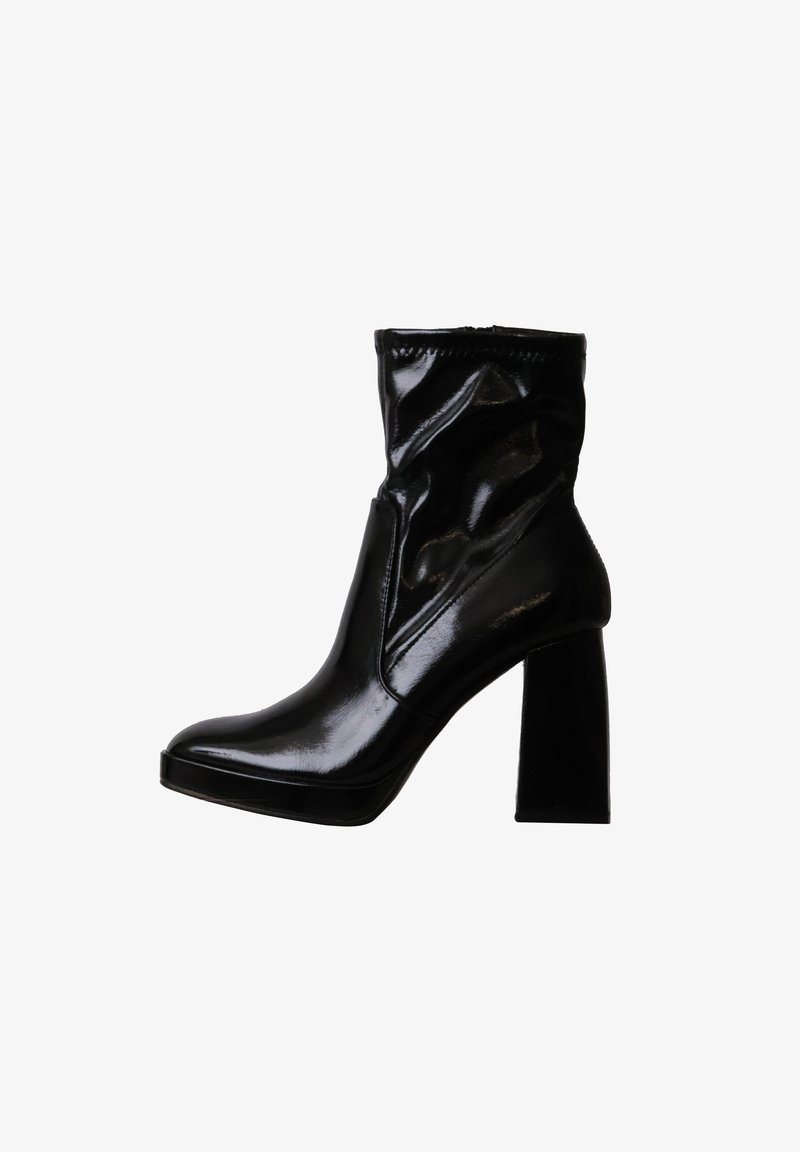Bottine en cuir noir brillant avec un talon bloc et un bout rond, présentée sur fond blanc.