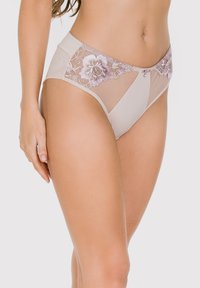 Beżowe majtki z wysokim stanem z haftem koronkowym w lawendowym i białym kolorze. Miękki materiał o gładkiej fakturze z dekoracyjnym detalem w postaci guzika.