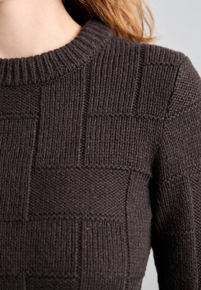 Temno rjav pleteni pulover z debelim tkanjem, z rebrastim okroglim izrezom in mehko, debelo tkanino.