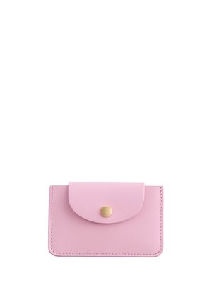 Petit portefeuille rectangulaire en cuir rose pastel avec rabat arrondi fermé par un seul bouton rond en or.