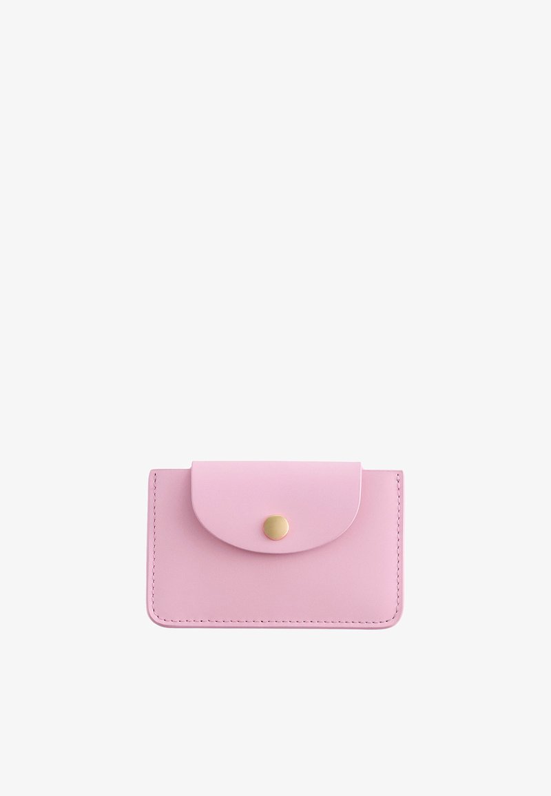 Petit portefeuille rectangulaire en cuir rose pastel avec rabat arrondi fermé par un seul bouton rond en or.