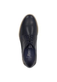 Scarpa in pelle traforata blu navy con punta tonda, con lacci e suola in gomma color crema. Texture liscia e branding discreto all'interno.