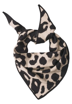 Sort og beige leopardprint trekantet tørklæde bundet med to spidse ender på en hvid baggrund.