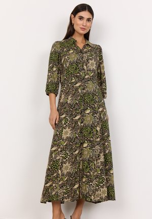 Grün-beige gemustertes Kleid mit Kragen, Dreiviertelärmeln, fließender Silhouette und floralen Designs.