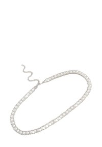 Collana con catena d'argento con perle bianche alternate a maglie attorcigliate, rifinita con una chiusura e un'estensione regolabile della catena.