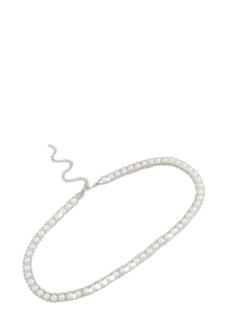 Collana con catena d'argento con perle bianche alternate a maglie attorcigliate, rifinita con una chiusura e un'estensione regolabile della catena.