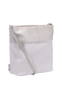 Borsa a tracolla bianca e argento con flap metallico texture, corpo in tessuto, tracolla regolabile e design minimalista.