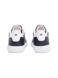 Sneakers blu navale in pelle sintetica con dettagli bianchi. Presentano un tallone imbottito, dettaglio del logo e fodera in rete per la traspirabilità.