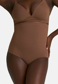 Brauner nahtloser Bodysuit mit geformten Cups, hohem Bund, glatter Textur und weichem elastischen Band um die Taille.