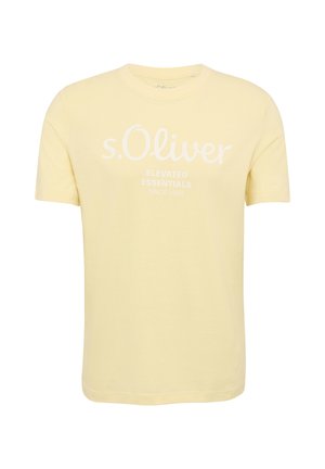 Geel katoenen T-shirt met een ronde halslijn en korte mouwen. Witte tekst leest "s.Oliver ELEVATED ESSENTIALS SINCE 1969."