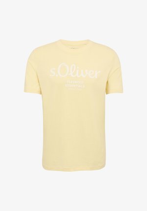 Geel katoenen T-shirt met een ronde halslijn en korte mouwen. Witte tekst leest "s.Oliver ELEVATED ESSENTIALS SINCE 1969."