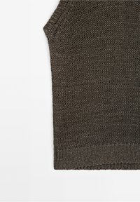 Gilet sans manches en maille gris charbon avec ourlet et emmanchures côtelés, présenté à plat sur un fond blanc.