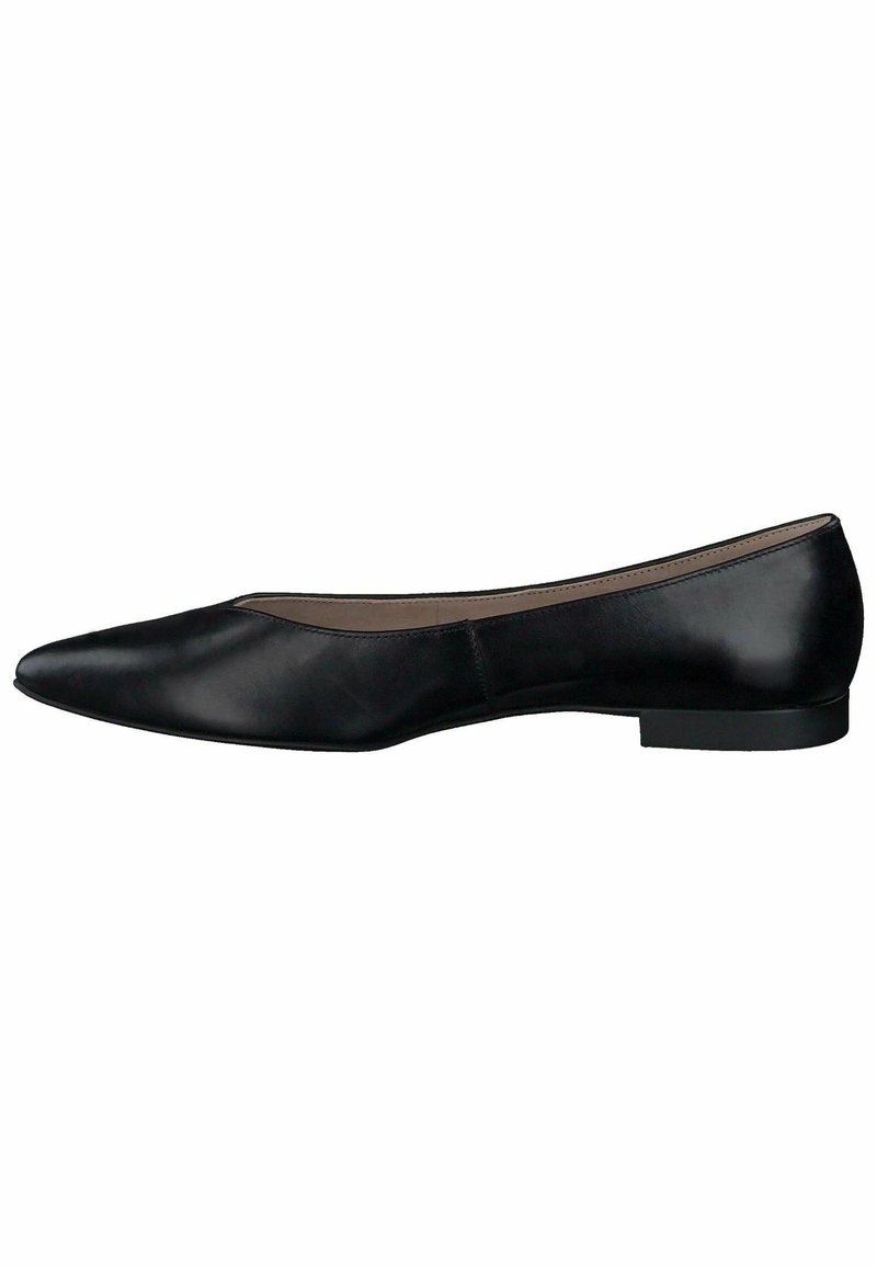 Chaussure plate en cuir noir avec bout pointu et petit talon, vue de profil sur fond blanc.