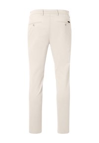 Beige Slim-Fit-Hosen mit Gürtelschlaufen, zwei aufgesetzten Taschen mit Knopf auf der Rückseite und einem kleinen rechteckigen schwarzen Logo-Patch über der rechten Tasche.