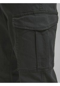 Zwarte cargobroek met een zijzak, gemaakt van duurzame stof met een gladde textuur, ontworpen voor functionaliteit en comfort.