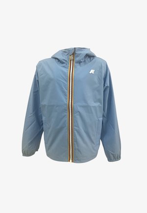 Giacca con cappuccio azzurro chiaro, polsini elasticizzati, cerniera frontale con bordatura multicolore e piccolo logo bianco sul petto.