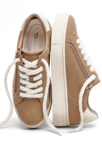 Ζευγάρι μπεζ casual sneakers με λευκά χοντρά κορδόνια, πλαϊνό φερμουάρ και λευκές σόλες, απεικονίζονται από πάνω και πλάγια.