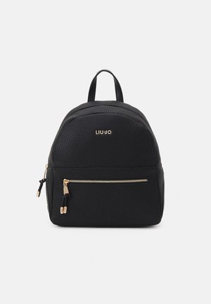 Sac à dos en cuir noir texturé avec une fermeture éclair dorée et le logo de la marque LIU·JO à l'avant, doté d'une poignée supérieure et d'une poche avant zippée.