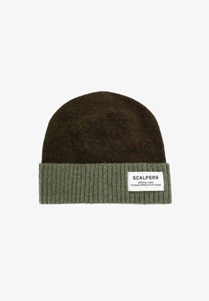 Gorro de punto verde oscuro con un puño acanalado verde oliva, que lleva una etiqueta blanca con la inscripción "SCALPERS" e instrucciones de cuidado.