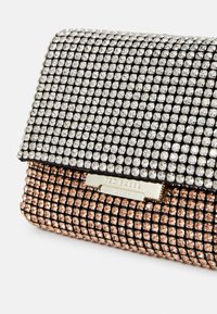 Krystalprydet clutch med et sort og rosegulv gradient design, der har en guld logo-plade og en tekstureret overflade.