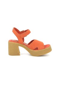Sandalo in suede arancione con punta aperta, due cinturini regolabili e un tacco chunky beige texturizzato. Presenta una soletta imbottita per il massimo comfort.