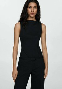 Čierny bezrukávový kigurumi s priliehajúcim telom, jemnými švami a opaskom v páse. Vyrobený z hladkej látky s matnou textúrou.