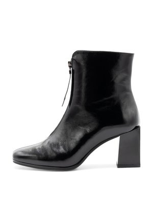 Botín de cuero negro hasta el tobillo con punta afilada, cierre de cremallera y tacón cuadrado. Acabado de alto brillo con textura suave.