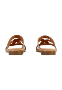 Braune Leder-Sandalen mit flacher Sohle, ausgestattet mit überkreuzten Riemen und einem kunstvollen Ausschnitt-Design. Glatte Textur mit natürlichem Finish.