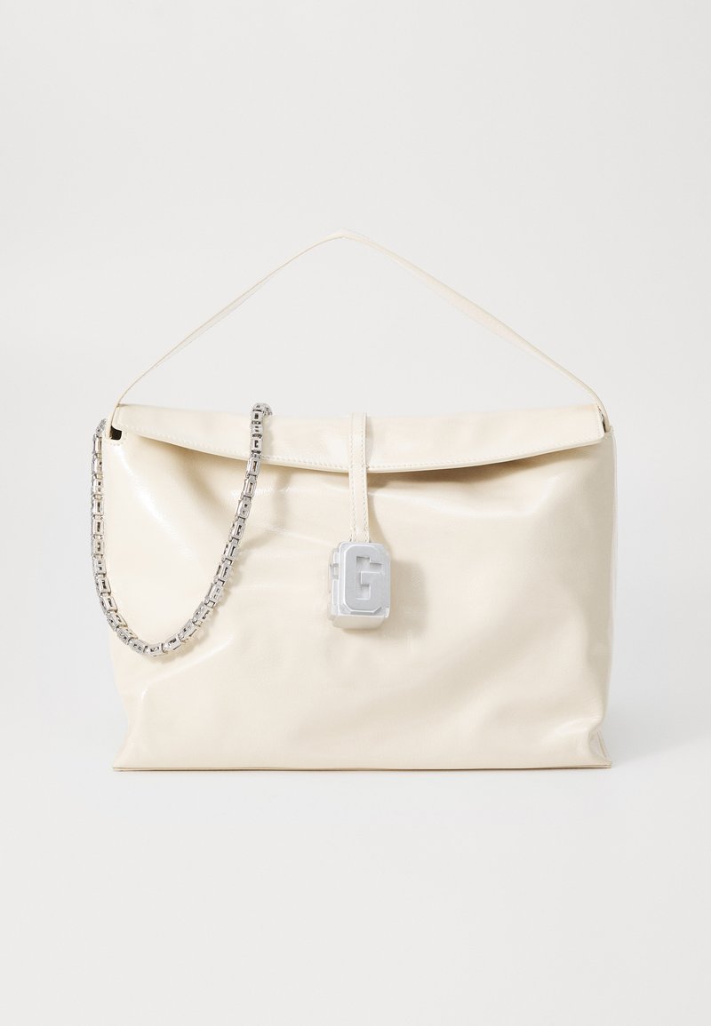 Helle, glänzende Handtasche mit einem silbernen Kettenriemen, Klappen-Design und auffälligem Metalllogo. Glatte Lederoberfläche.