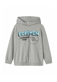 Pelēkpulovers ar garām piedurknēm, ar kapuci. Priekšpusē teksts "POKÉMON" zilā krāsā un "I CHOOSE YOU!" melnā krāsā, kopā ar apļa Pokéball grafiku.