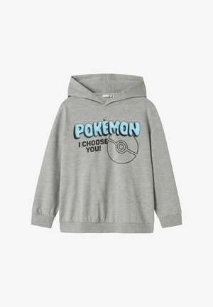 Szürke kapucnis pulóver hosszú ujjakkal, kapucnival. Az elején "POKÉMON" felirat kék színben és "I CHOOSE YOU!" fekete színben, valamint egy kör alakú Pokéball grafika látható.