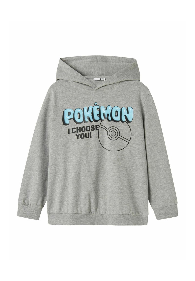Pelēkpulovers ar garām piedurknēm, ar kapuci. Priekšpusē teksts "POKÉMON" zilā krāsā un "I CHOOSE YOU!" melnā krāsā, kopā ar apļa Pokéball grafiku.