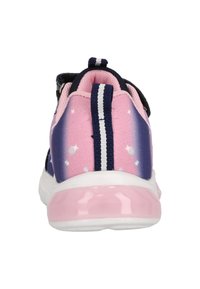 Rosa und marineblaue Sport-Sneaker mit strukturiertem Obermaterial, weißen Akzenten und einer glänzenden rosafarbenen Sohle. Mit einem gestreiften Ziehband auf der Rückseite.