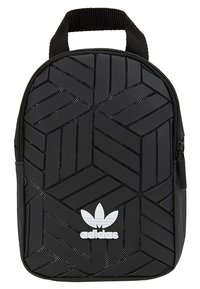 Svart ryggsäck med ett geometriskt mönster, gjord av texturerat material, med en vit logotyp och ett topphandtag för enkel bärning.