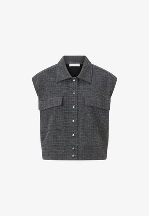 Lyhythihainen musta ja harmaa houndstooth-tyylinen lyhyempi takki, jossa on kärjellinen kaulus, etupainonapit ja kaksi rintataskua. Teksturoitu materiaali.