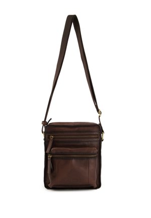 Brązowa skórzana torebka crossbody z dwoma zamykanymi na zamek kieszeniami, płaskim designem i regulowanym paskiem. Posiada subtelną przeszywkę i logo.