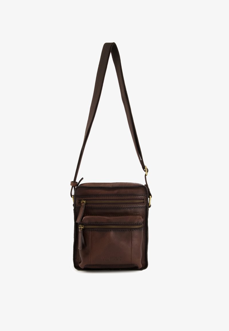 Brązowa skórzana torebka crossbody z dwoma zamykanymi na zamek kieszeniami, płaskim designem i regulowanym paskiem. Posiada subtelną przeszywkę i logo.