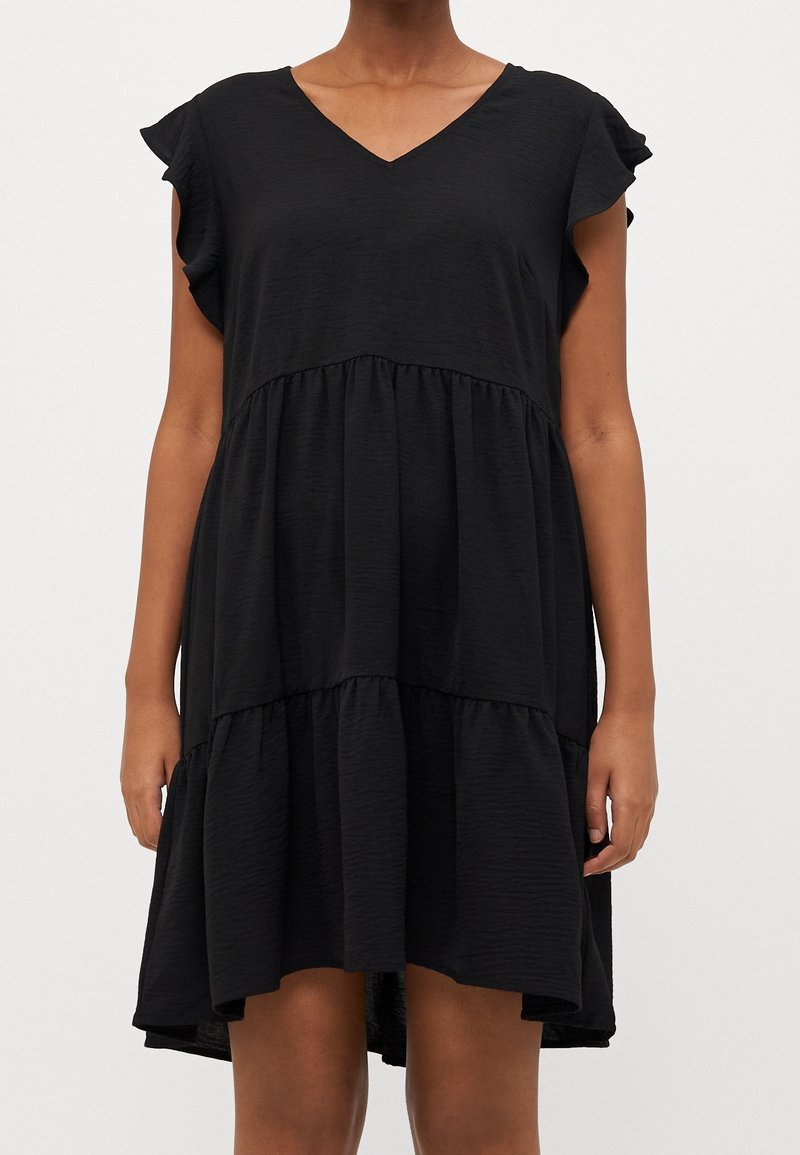Svart klänning med V-ringning, korta volangärmar, lager-på-lager-design, avslappnad passform och textil med struktur. Hemsömmarna faller ovanför knäet.